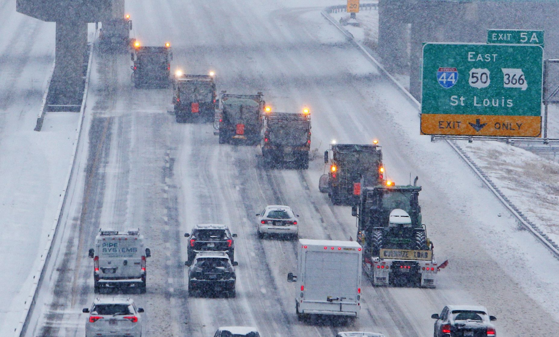 Snow causes traffic problems in the St. Louis area